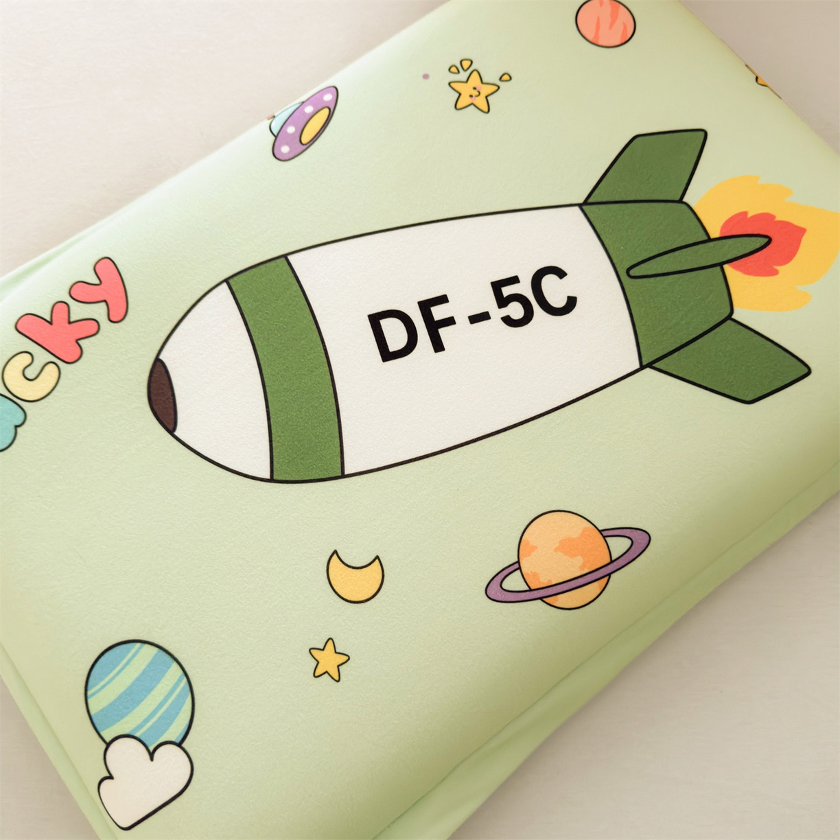 91家纺网 家纺一手货源 找家纺 麦肯锡 2025新款卡通记忆棉枕  枕头枕芯 星空导弹/只