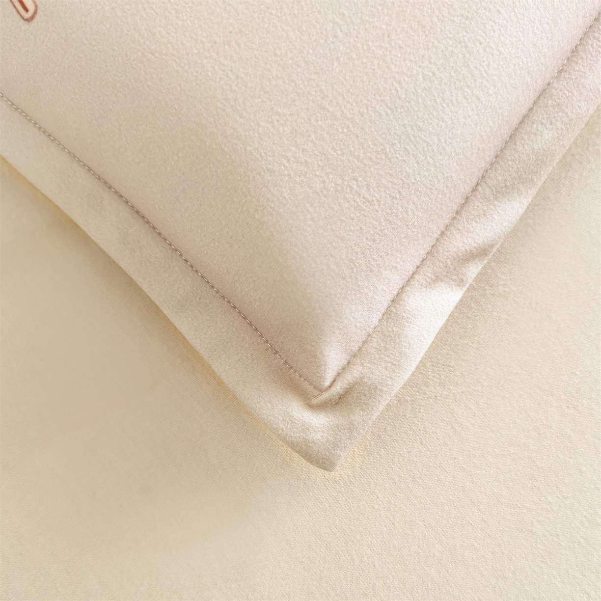 91家纺网 家纺一手货源 找家纺 麦肯锡 2025新款卡通记忆棉枕  枕头枕芯 彩虹长颈鹿/只