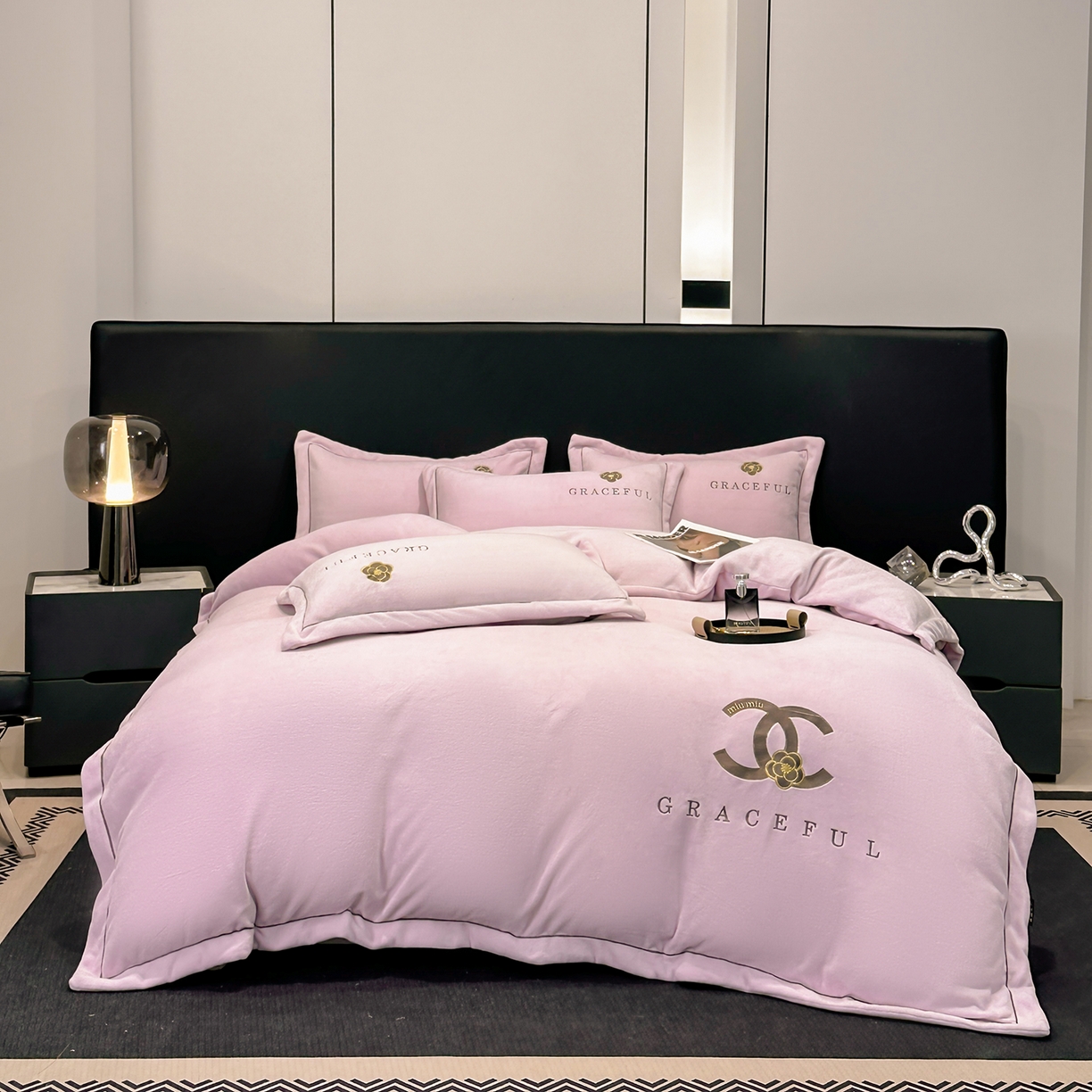 91家纺网 家纺一手货源 找家纺 合欢（原天一阁） 2025新款A类高克重230克全消光全工艺牛奶绒刺绣四件套 巴黎密语-浅紫