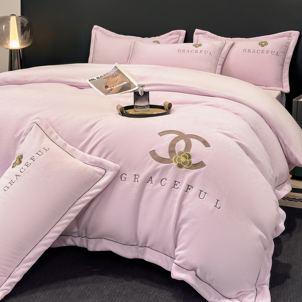 91家纺网 家纺一手货源 找家纺 合欢（原天一阁） 2025新款A类高克重230克全消光全工艺牛奶绒刺绣四件套 巴黎密语-浅紫