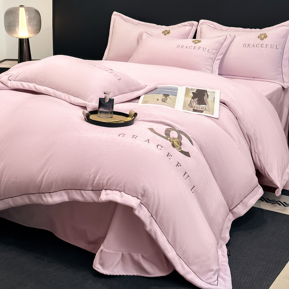 91家纺网 家纺一手货源 找家纺 合欢（原天一阁） 2025新款A类高克重230克全消光全工艺牛奶绒刺绣四件套 巴黎密语-浅紫