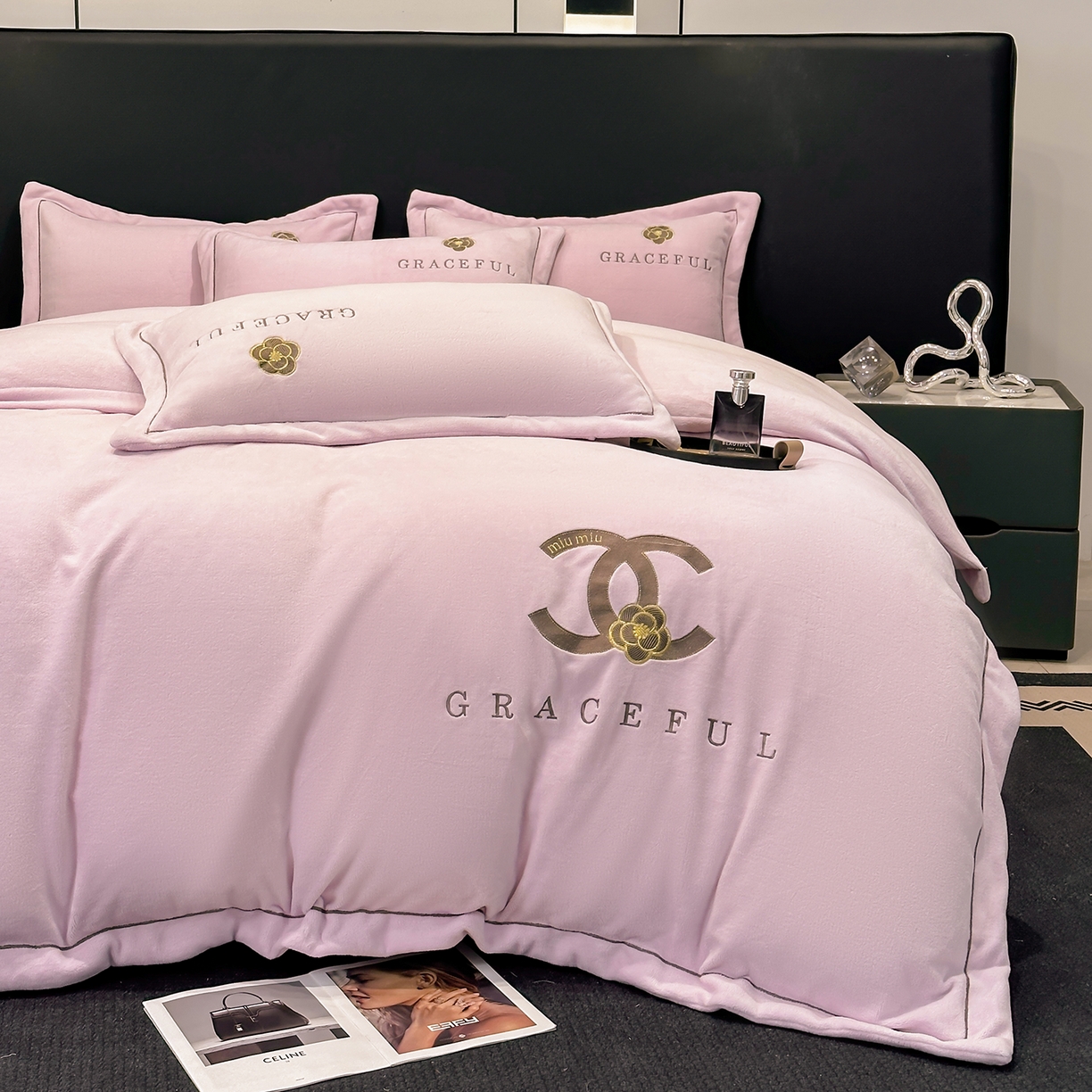 91家纺网 家纺一手货源 找家纺 合欢（原天一阁） 2025新款A类高克重230克全消光全工艺牛奶绒刺绣四件套 巴黎密语-浅紫