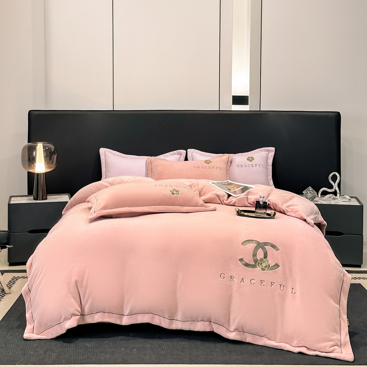 91家纺网 家纺一手货源 找家纺 合欢（原天一阁） 2025新款A类高克重230克全消光全工艺牛奶绒刺绣四件套 巴黎密语-豆沙