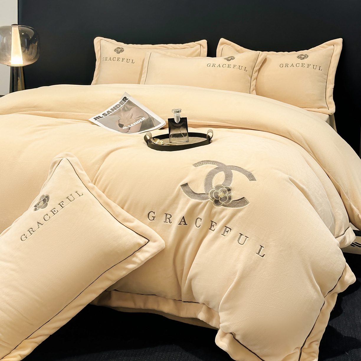 91家纺网 家纺一手货源 找家纺 合欢（原天一阁） 2025新款A类高克重230克全消光全工艺牛奶绒刺绣四件套 巴黎密语-奶油黄