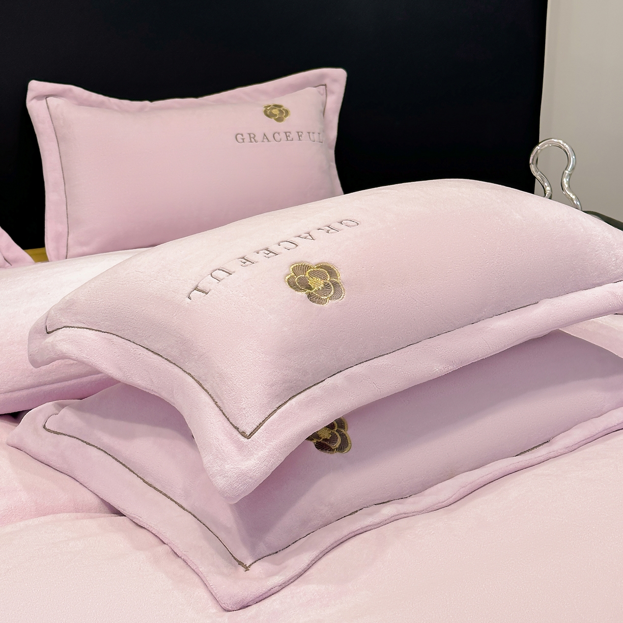 91家纺网 家纺一手货源 找家纺 合欢（原天一阁） 2025新款A类高克重230克全消光全工艺牛奶绒刺绣四件套 巴黎密语-浅紫