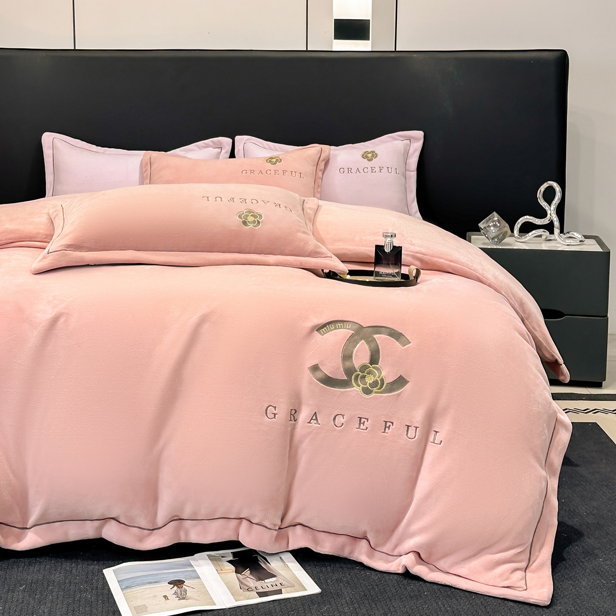 91家纺网 家纺一手货源 找家纺 合欢（原天一阁） 2025新款A类高克重230克全消光全工艺牛奶绒刺绣四件套 巴黎密语-豆沙