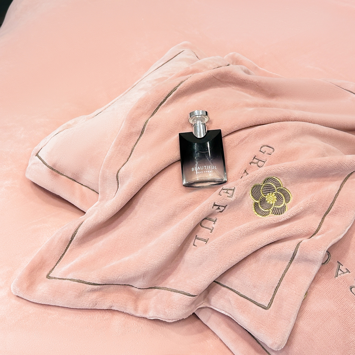 91家纺网 家纺一手货源 找家纺 合欢（原天一阁） 2025新款A类高克重230克全消光全工艺牛奶绒刺绣四件套 巴黎密语-豆沙