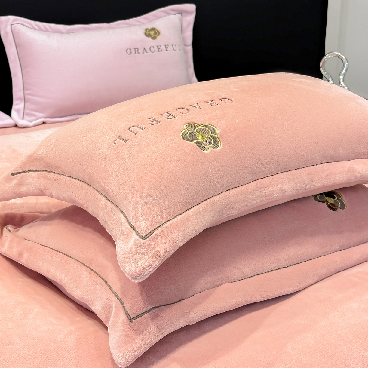 91家纺网 家纺一手货源 找家纺 合欢（原天一阁） 2025新款A类高克重230克全消光全工艺牛奶绒刺绣四件套 巴黎密语-豆沙