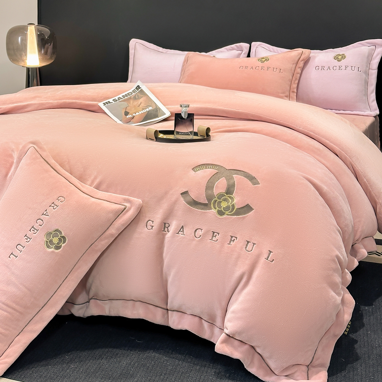 91家纺网 家纺一手货源 找家纺 合欢（原天一阁） 2025新款A类高克重230克全消光全工艺牛奶绒刺绣四件套 巴黎密语-豆沙