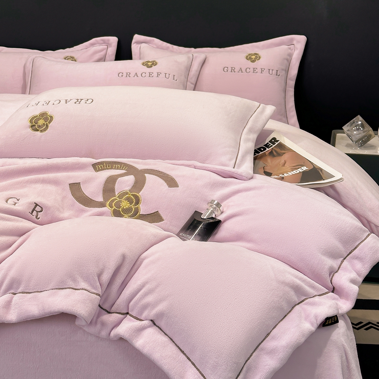 91家纺网 家纺一手货源 找家纺 合欢（原天一阁） 2025新款A类高克重230克全消光全工艺牛奶绒刺绣四件套 巴黎密语-浅紫