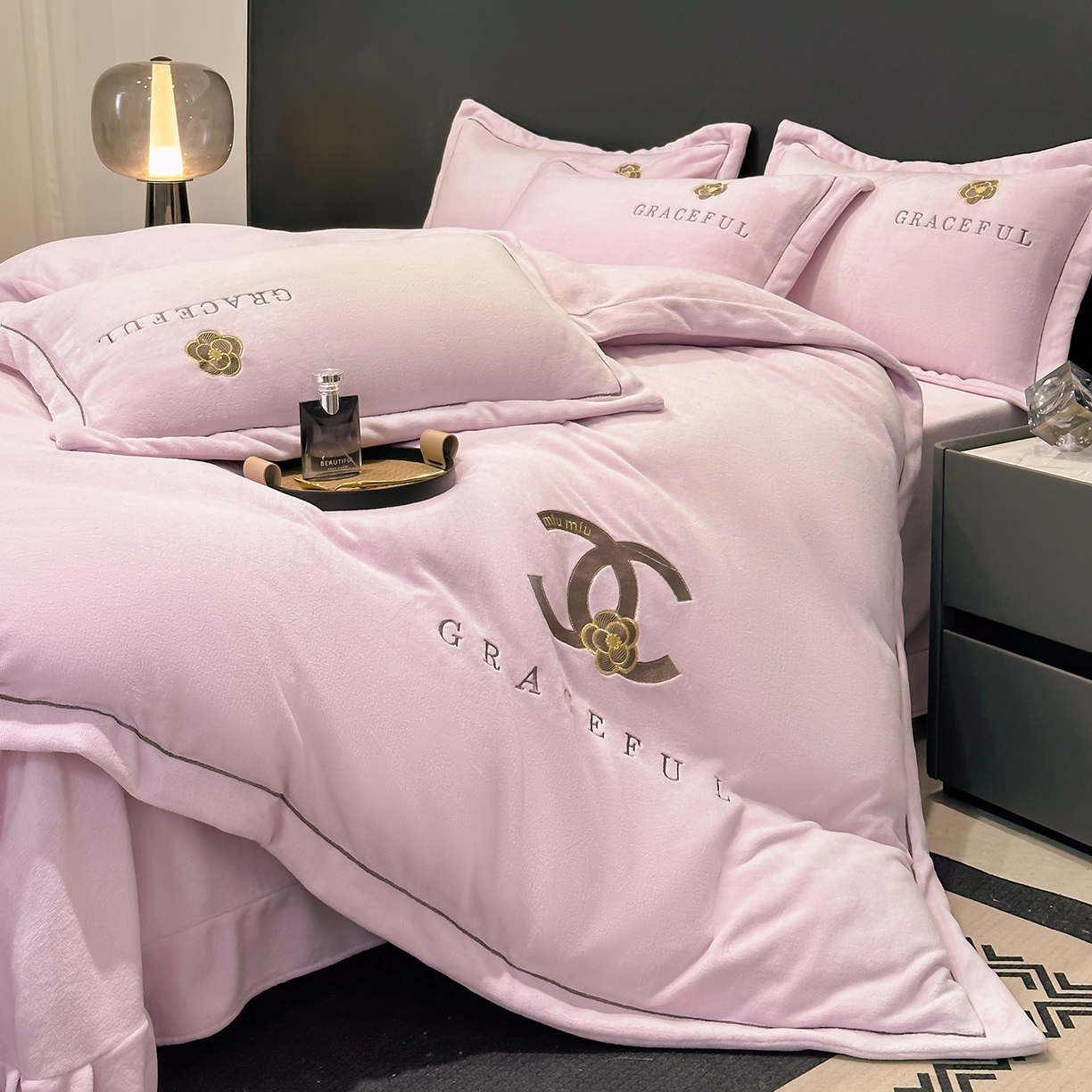 91家纺网 家纺一手货源 找家纺 合欢（原天一阁） 2025新款A类高克重230克全消光全工艺牛奶绒刺绣四件套 巴黎密语-浅紫