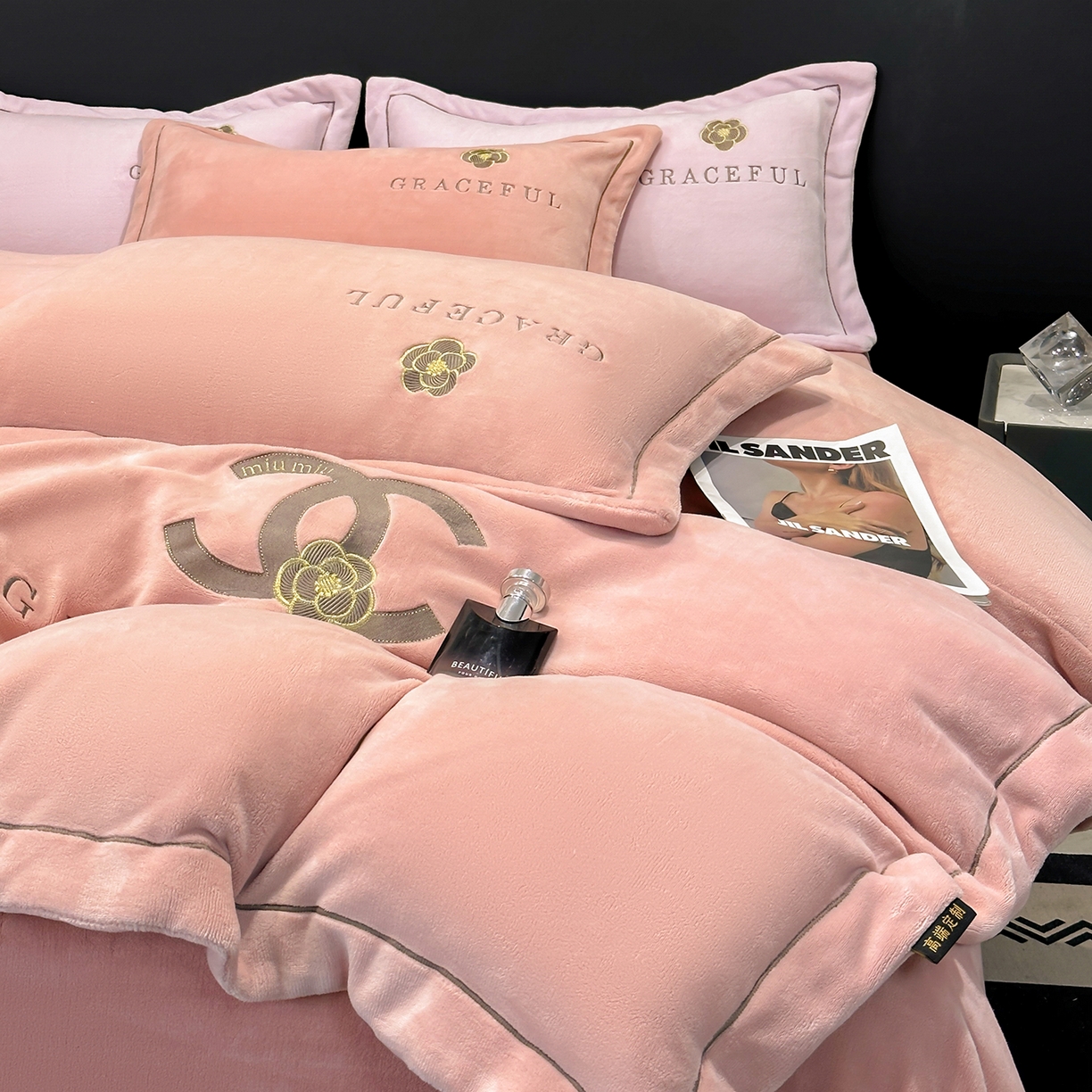 91家纺网 家纺一手货源 找家纺 合欢（原天一阁） 2025新款A类高克重230克全消光全工艺牛奶绒刺绣四件套 巴黎密语-豆沙