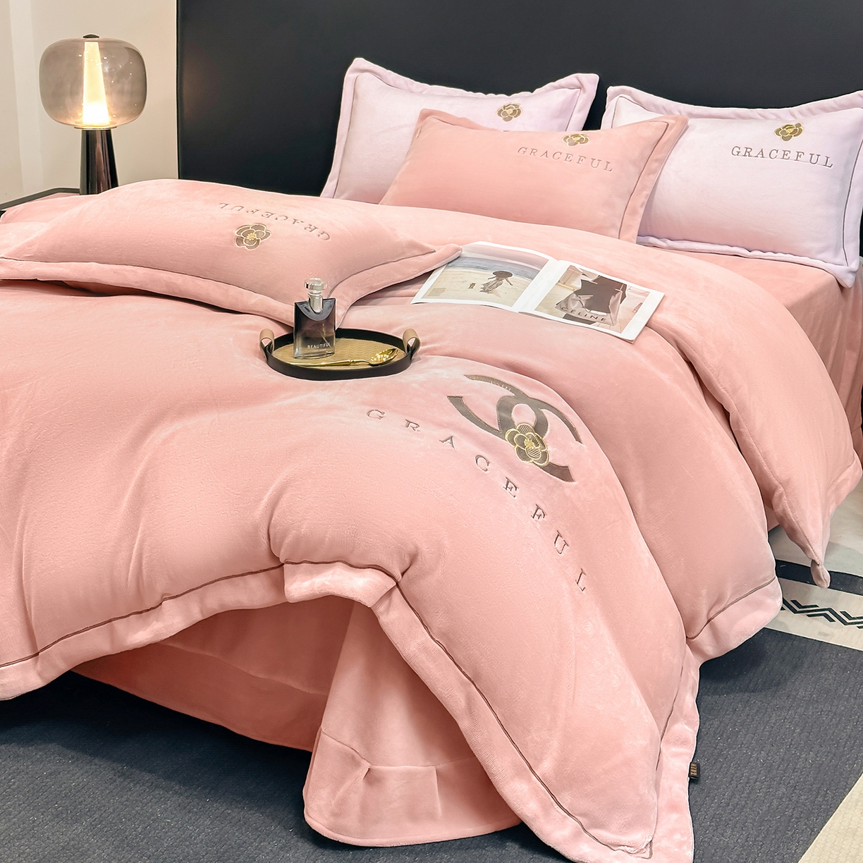 91家纺网 家纺一手货源 找家纺 合欢（原天一阁） 2025新款A类高克重230克全消光全工艺牛奶绒刺绣四件套 巴黎密语-豆沙