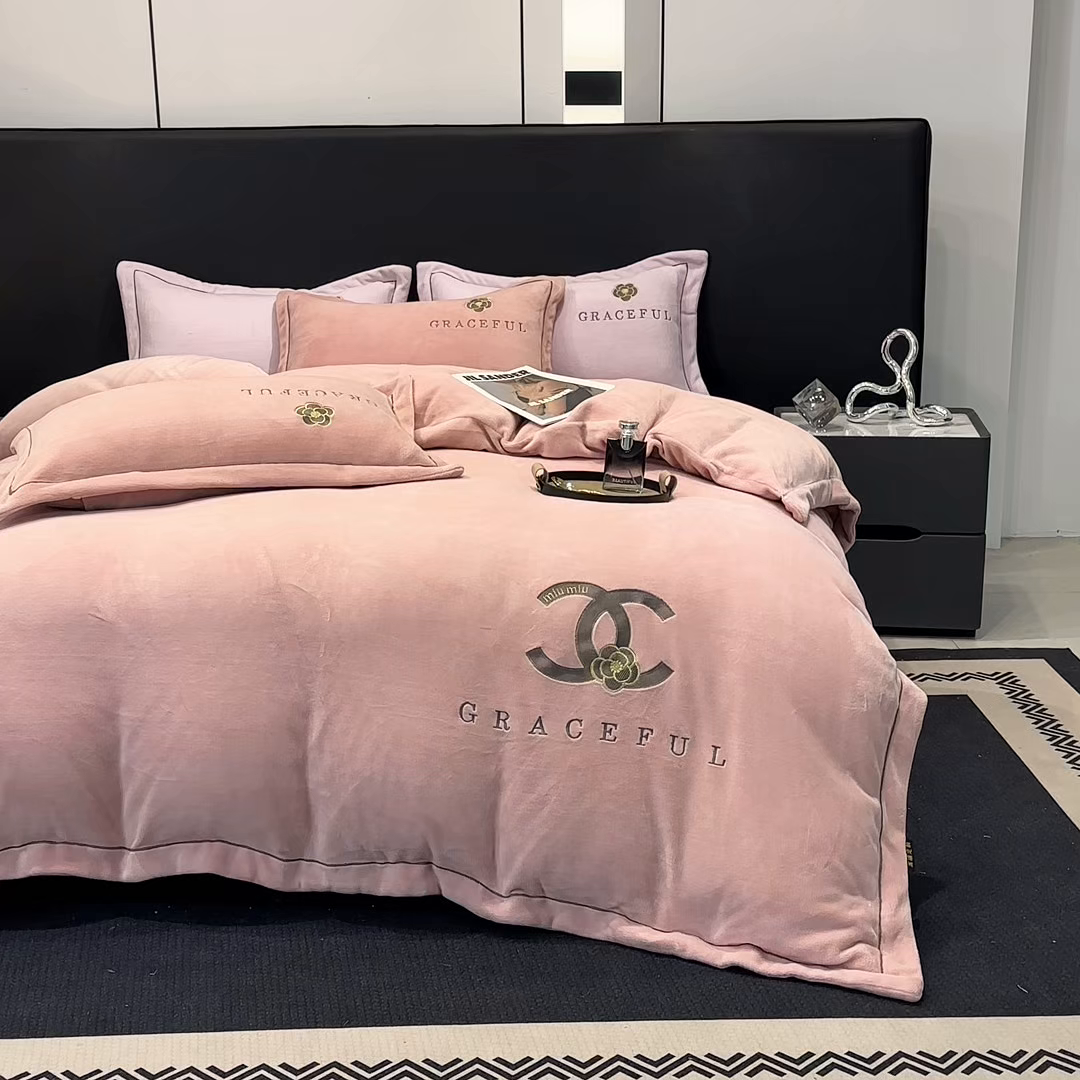 91家纺网 家纺一手货源 找家纺 合欢（原天一阁） 2025新款A类高克重230克全消光全工艺牛奶绒刺绣四件套 巴黎密语-豆沙