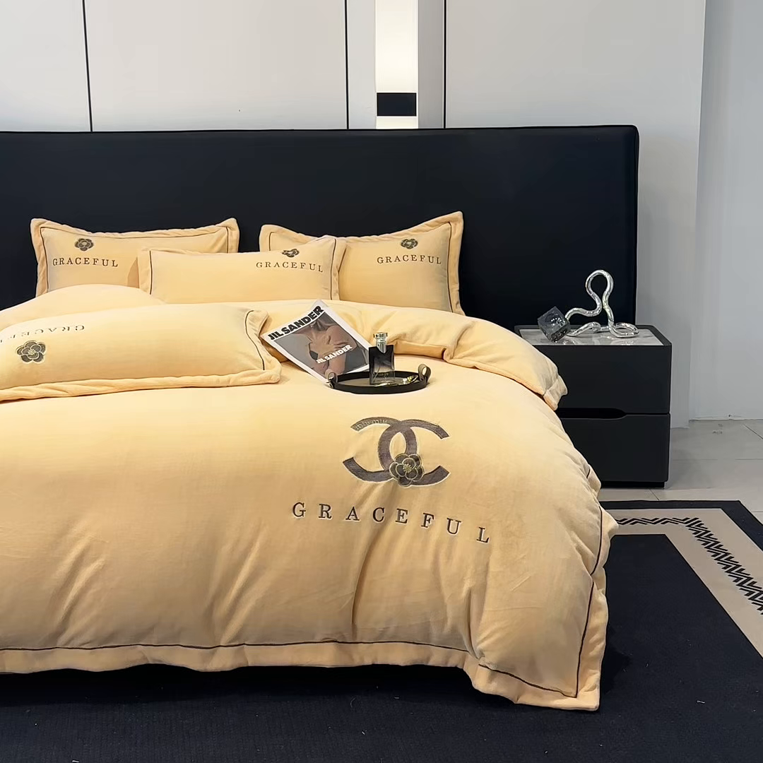 91家纺网 家纺一手货源 找家纺 合欢（原天一阁） 2025新款A类高克重230克全消光全工艺牛奶绒刺绣四件套 巴黎密语-奶油黄