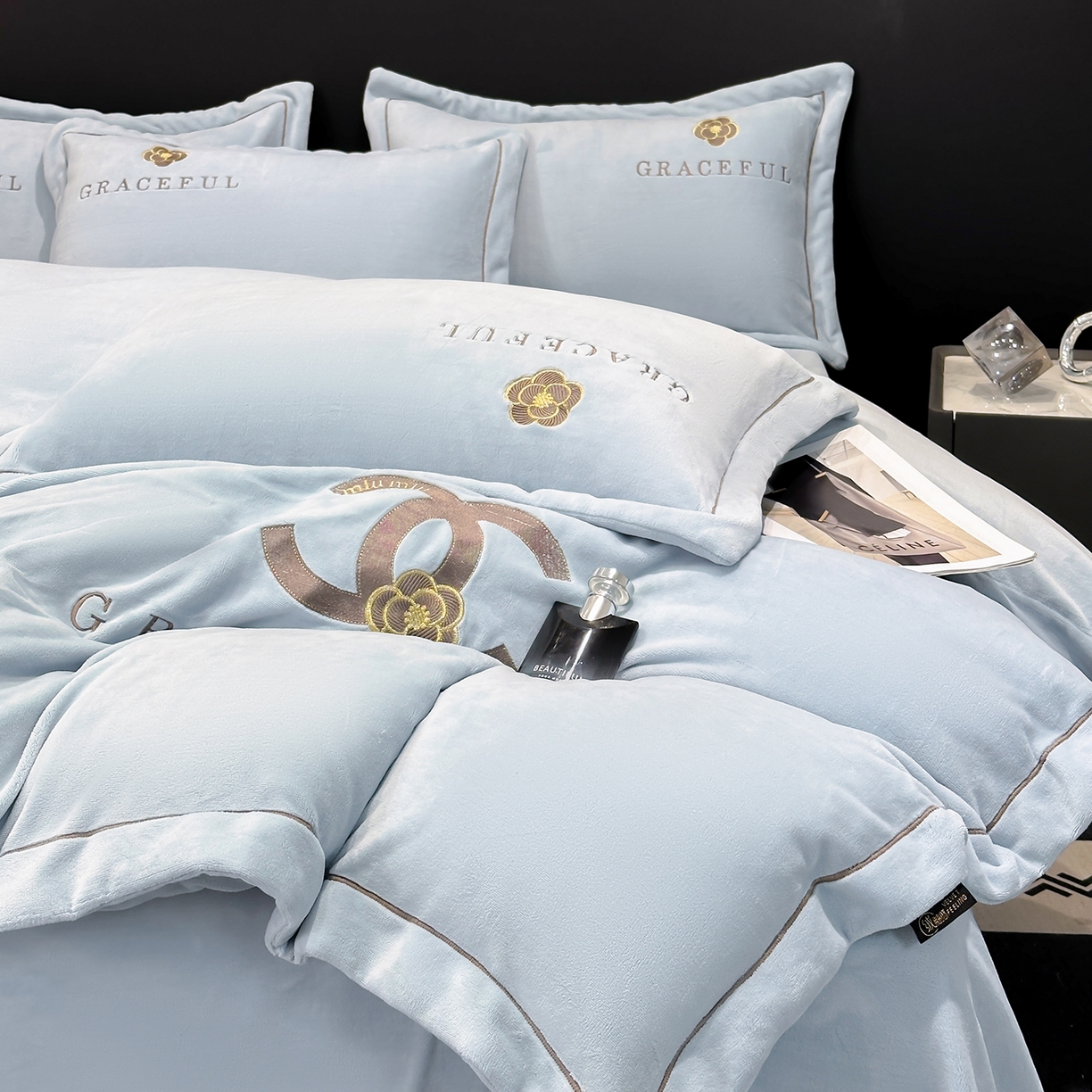 91家纺网 家纺一手货源 找家纺 合欢（原天一阁） 2025新款A类高克重230克全消光全工艺牛奶绒刺绣四件套 巴黎密语-天蓝