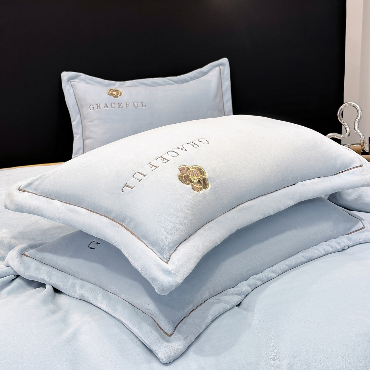 91家纺网 家纺一手货源 找家纺 合欢（原天一阁） 2025新款A类高克重230克全消光全工艺牛奶绒刺绣四件套 巴黎密语-天蓝