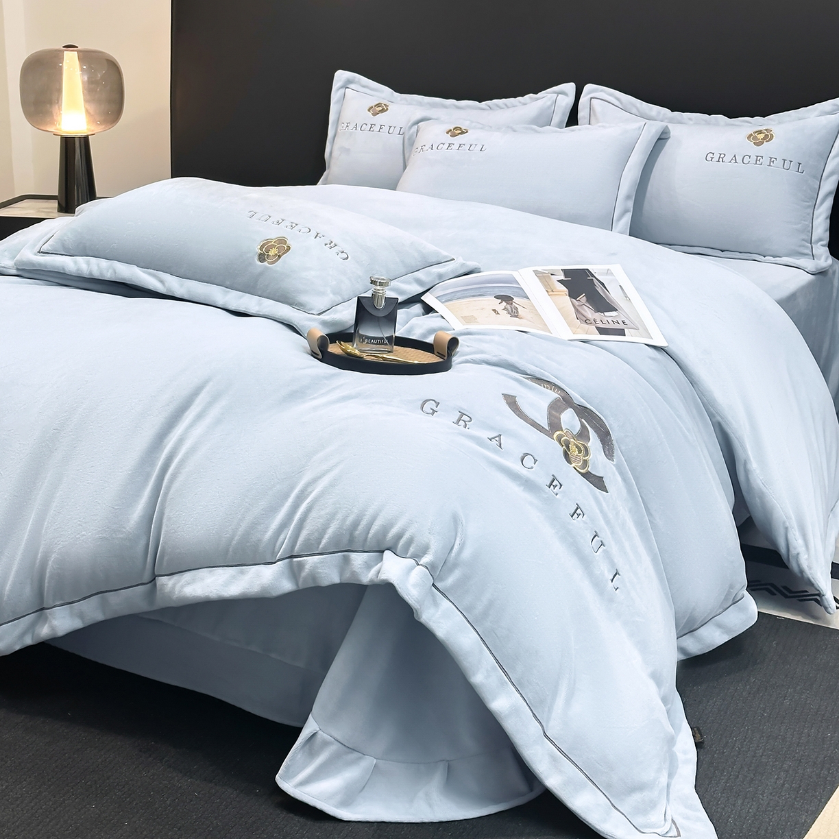 91家纺网 家纺一手货源 找家纺 合欢（原天一阁） 2025新款A类高克重230克全消光全工艺牛奶绒刺绣四件套 巴黎密语-天蓝