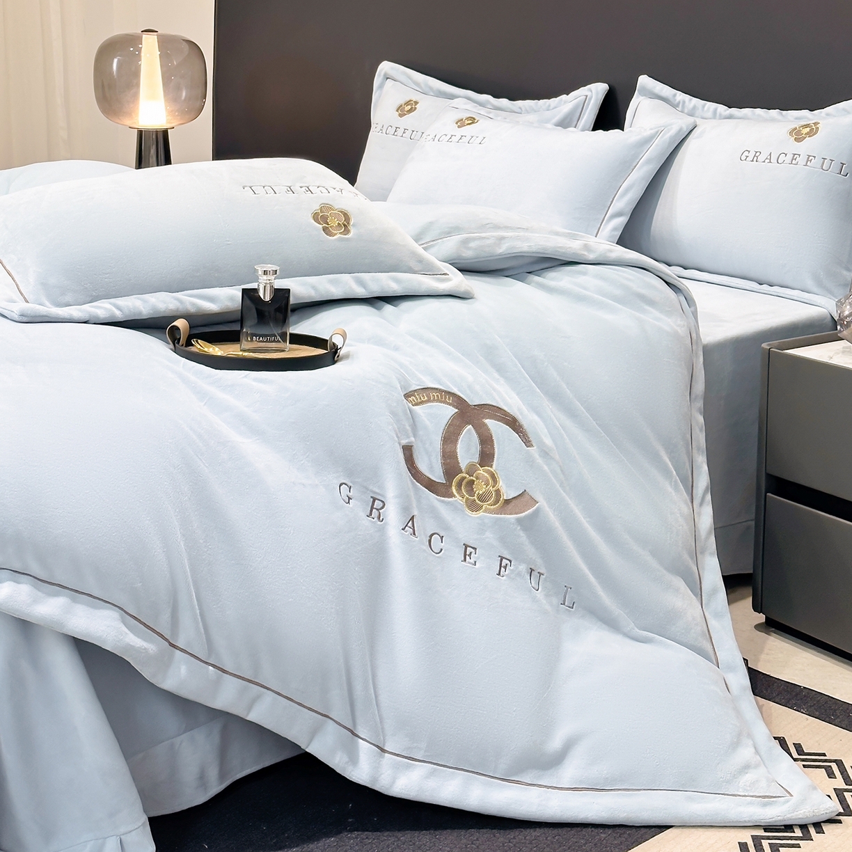 91家纺网 家纺一手货源 找家纺 合欢（原天一阁） 2025新款A类高克重230克全消光全工艺牛奶绒刺绣四件套 巴黎密语-天蓝