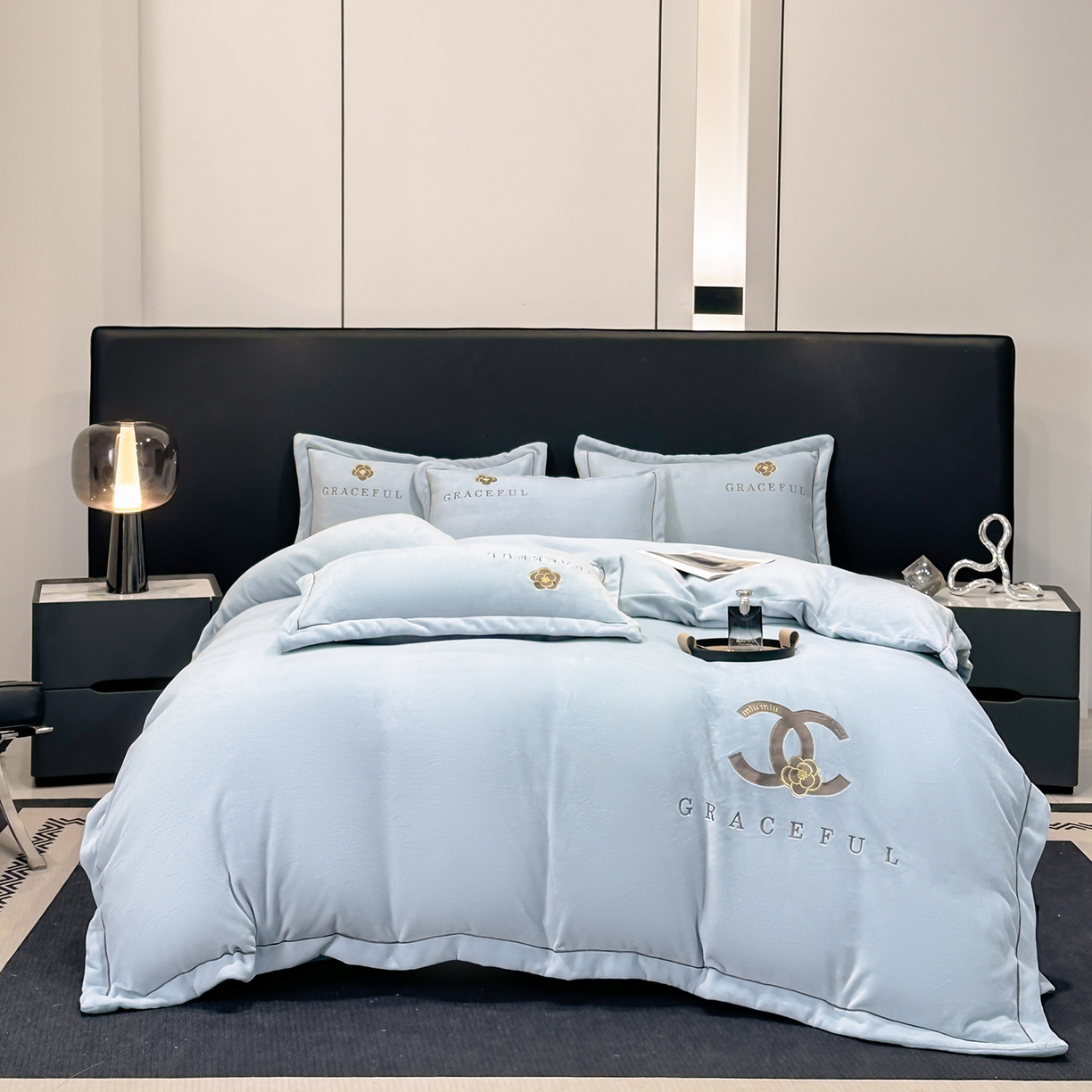 91家纺网 家纺一手货源 找家纺 合欢（原天一阁） 2025新款A类高克重230克全消光全工艺牛奶绒刺绣四件套 巴黎密语-天蓝