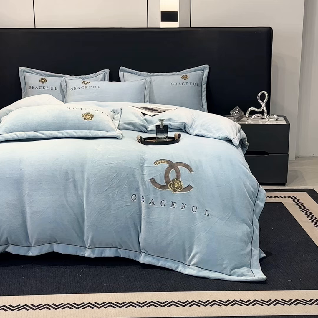 91家纺网 家纺一手货源 找家纺 合欢（原天一阁） 2025新款A类高克重230克全消光全工艺牛奶绒刺绣四件套 巴黎密语-天蓝