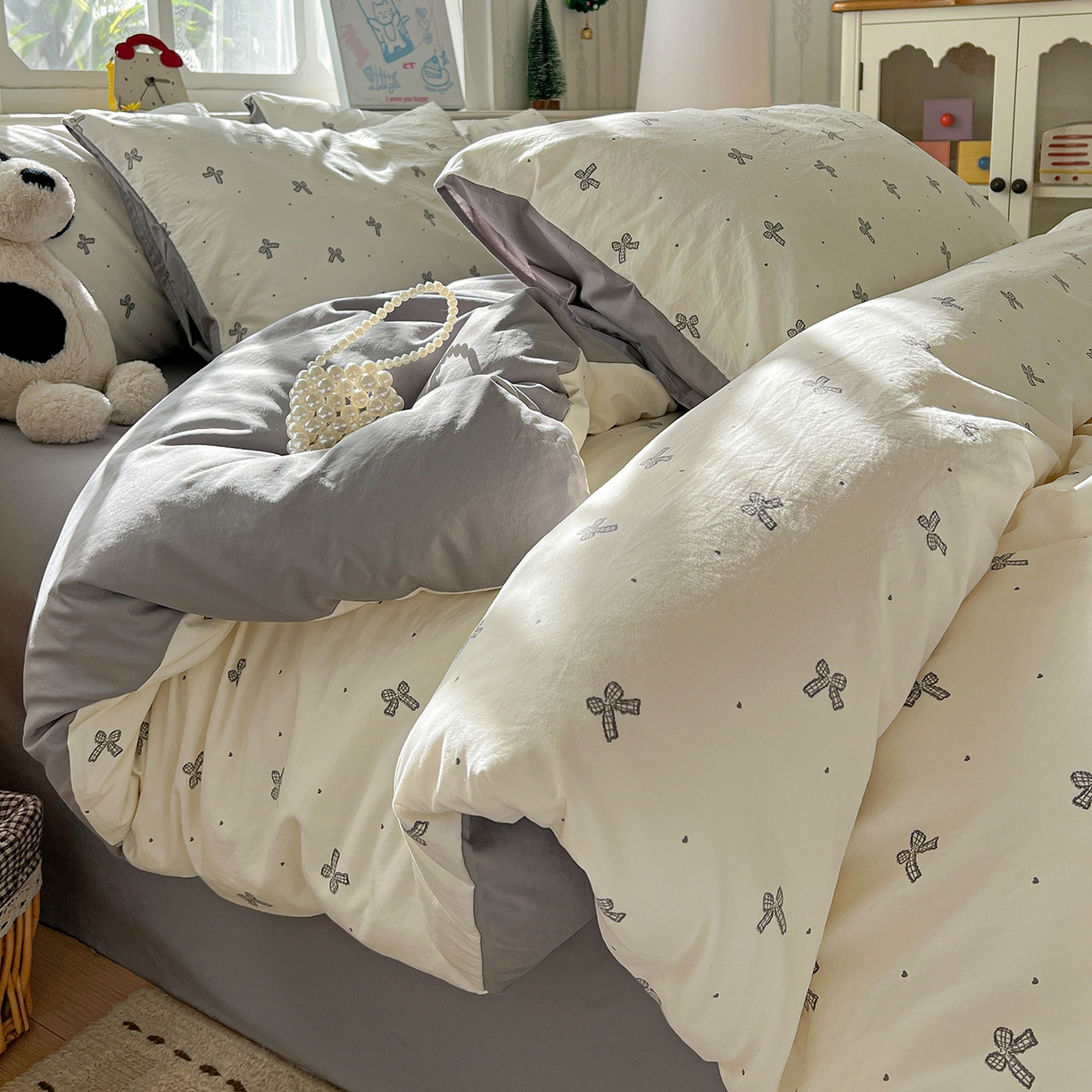 91家纺网 家纺一手货源 找家纺 凯洛奇 2026新款A类仿棉四件套古法水洗棉小清新印花四件套单被套系列 黑色蝴蝶结