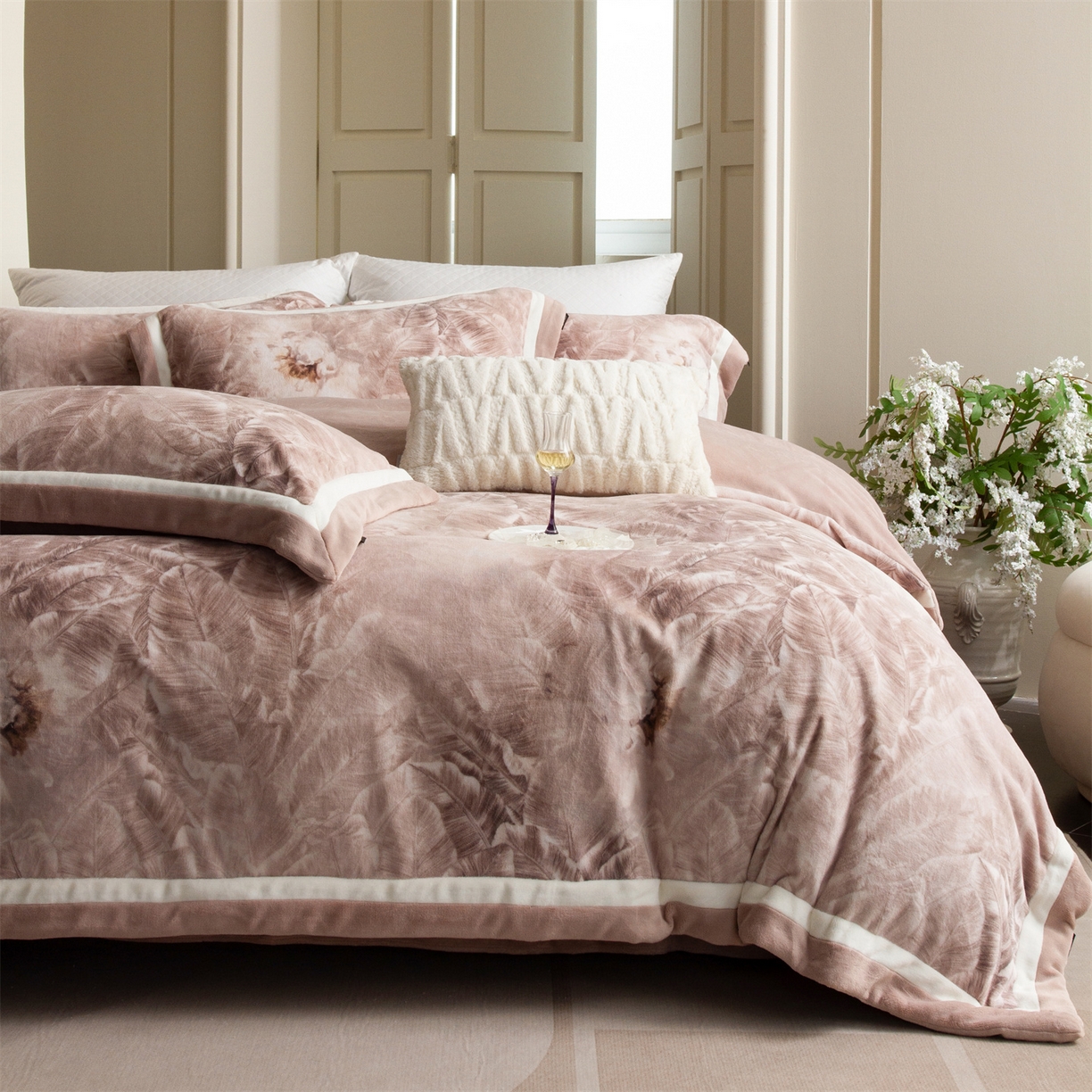 91家纺网 家纺一手货源 找家纺 （总）馨蕊 2025新款意大利进口雕花绒拼角工艺秋冬轻奢煦暖绒系列四件套-绒如初  会员-10【券后控价358/378】