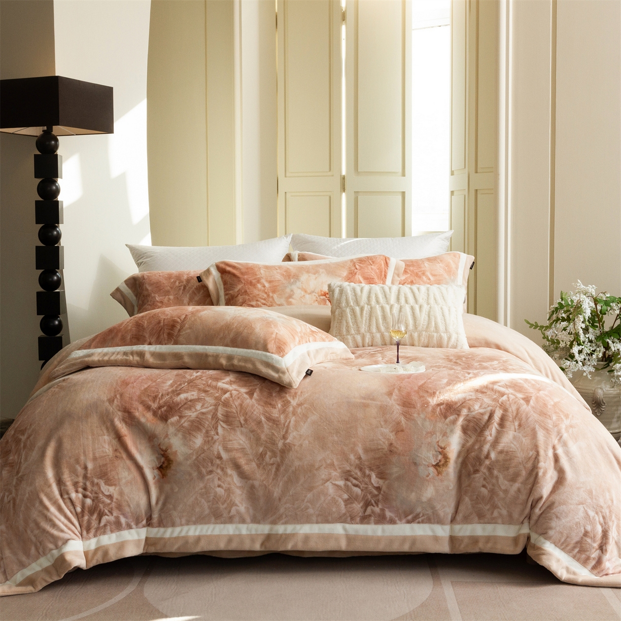 91家纺网 家纺一手货源 找家纺 （总）馨蕊 2025新款意大利进口雕花绒拼角工艺秋冬轻奢煦暖绒系列四件套-绒如初  会员-10【券后控价358/378】