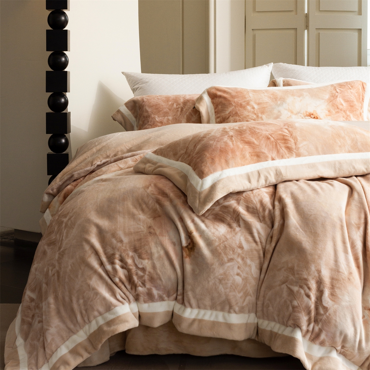 91家纺网 家纺一手货源 找家纺 （总）馨蕊 2025新款意大利进口雕花绒拼角工艺秋冬轻奢煦暖绒系列四件套-绒如初  会员-10【券后控价358/378】