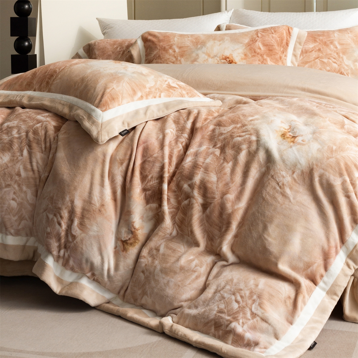 91家纺网 家纺一手货源 找家纺 （总）馨蕊 2025新款意大利进口雕花绒拼角工艺秋冬轻奢煦暖绒系列四件套-绒如初  会员-10【券后控价358/378】