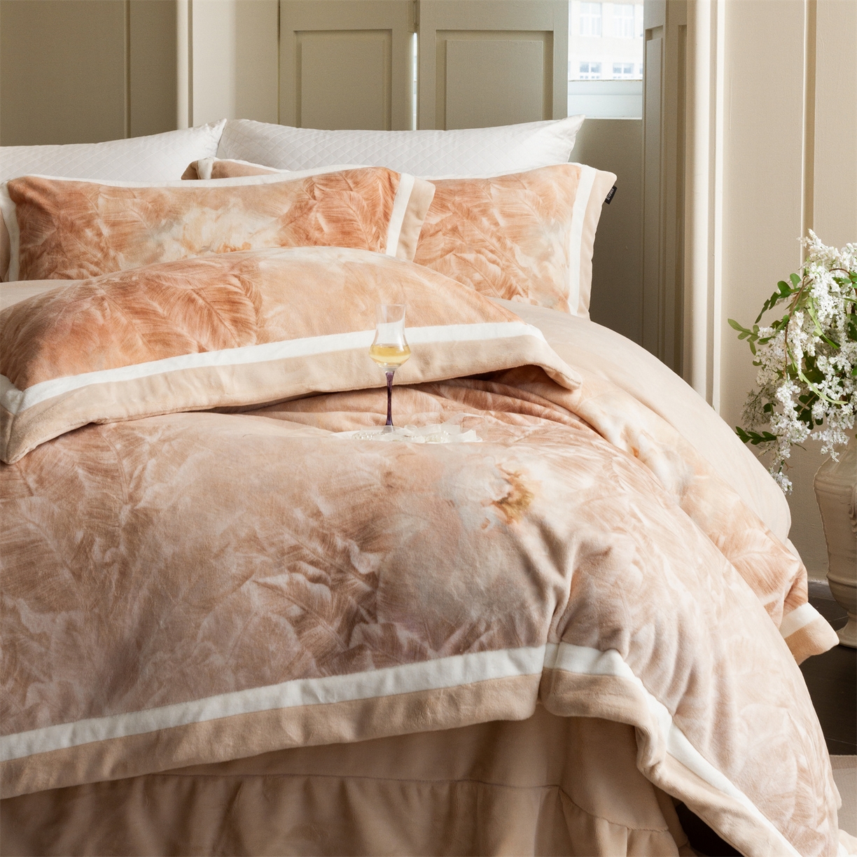 91家纺网 家纺一手货源 找家纺 （总）馨蕊 2025新款意大利进口雕花绒拼角工艺秋冬轻奢煦暖绒系列四件套-绒如初  会员-10【券后控价358/378】