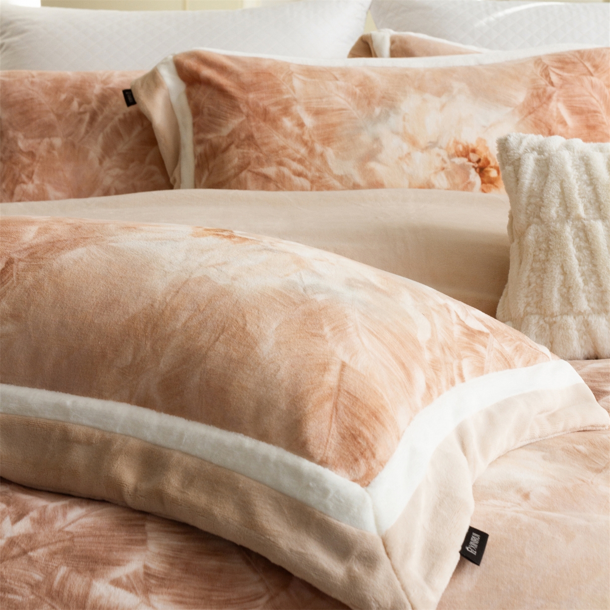 91家纺网 家纺一手货源 找家纺 馨蕊 2025新款意大利进口雕花绒拼角工艺秋冬轻奢煦暖绒系列四件套-绒如初  会员-10【券后控价358/378】 绒如初-奶咖