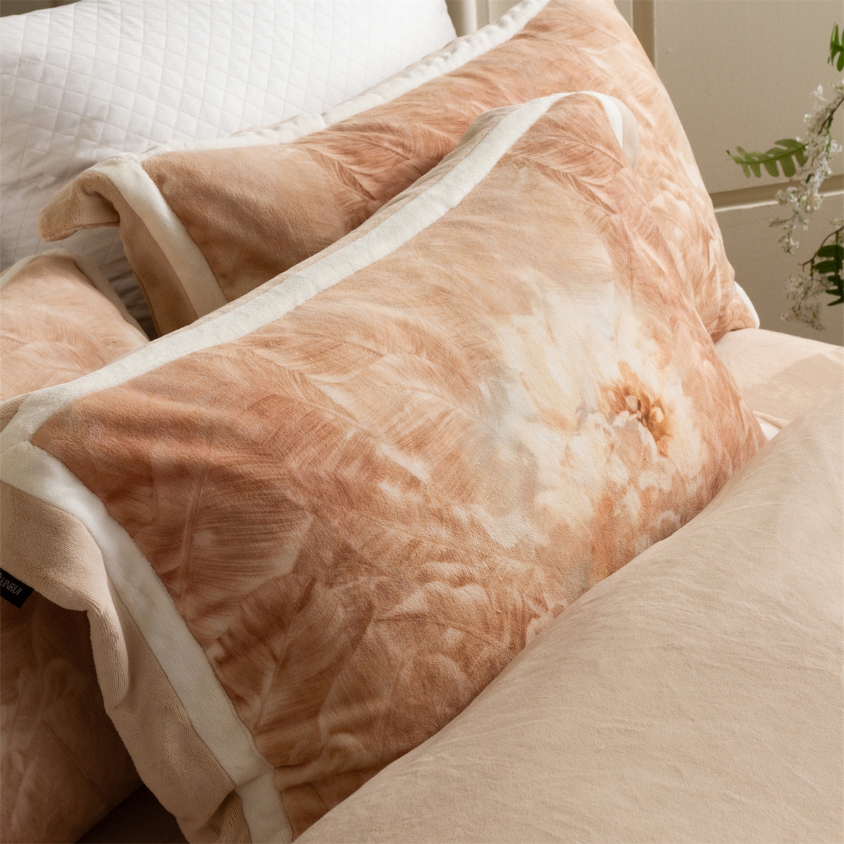 91家纺网 家纺一手货源 找家纺 馨蕊 2025新款意大利进口雕花绒拼角工艺秋冬轻奢煦暖绒系列四件套-绒如初  会员-10【券后控价358/378】 绒如初-奶咖