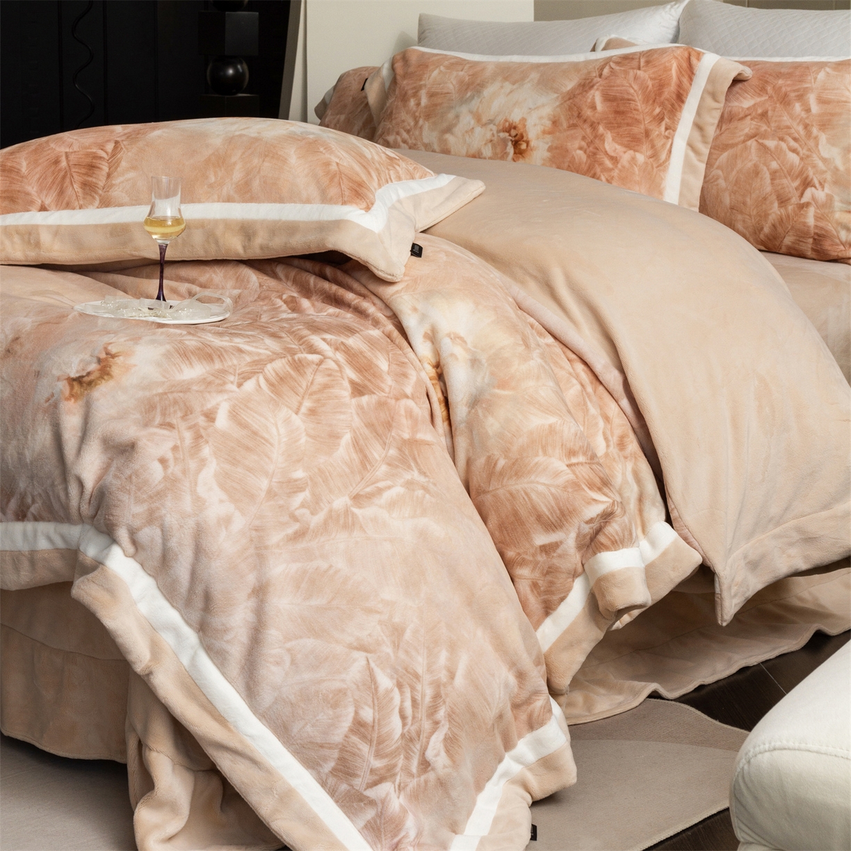 91家纺网 家纺一手货源 找家纺 馨蕊 2025新款意大利进口雕花绒拼角工艺秋冬轻奢煦暖绒系列四件套-绒如初  会员-10【券后控价358/378】 绒如初-奶咖