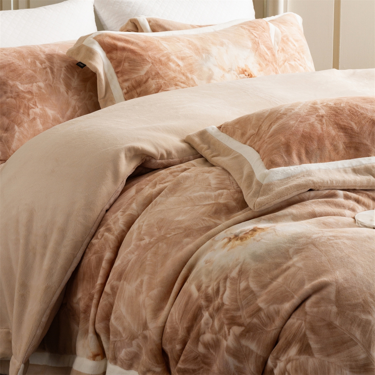 91家纺网 家纺一手货源 找家纺 馨蕊 2025新款意大利进口雕花绒拼角工艺秋冬轻奢煦暖绒系列四件套-绒如初  会员-10【券后控价358/378】 绒如初-奶咖