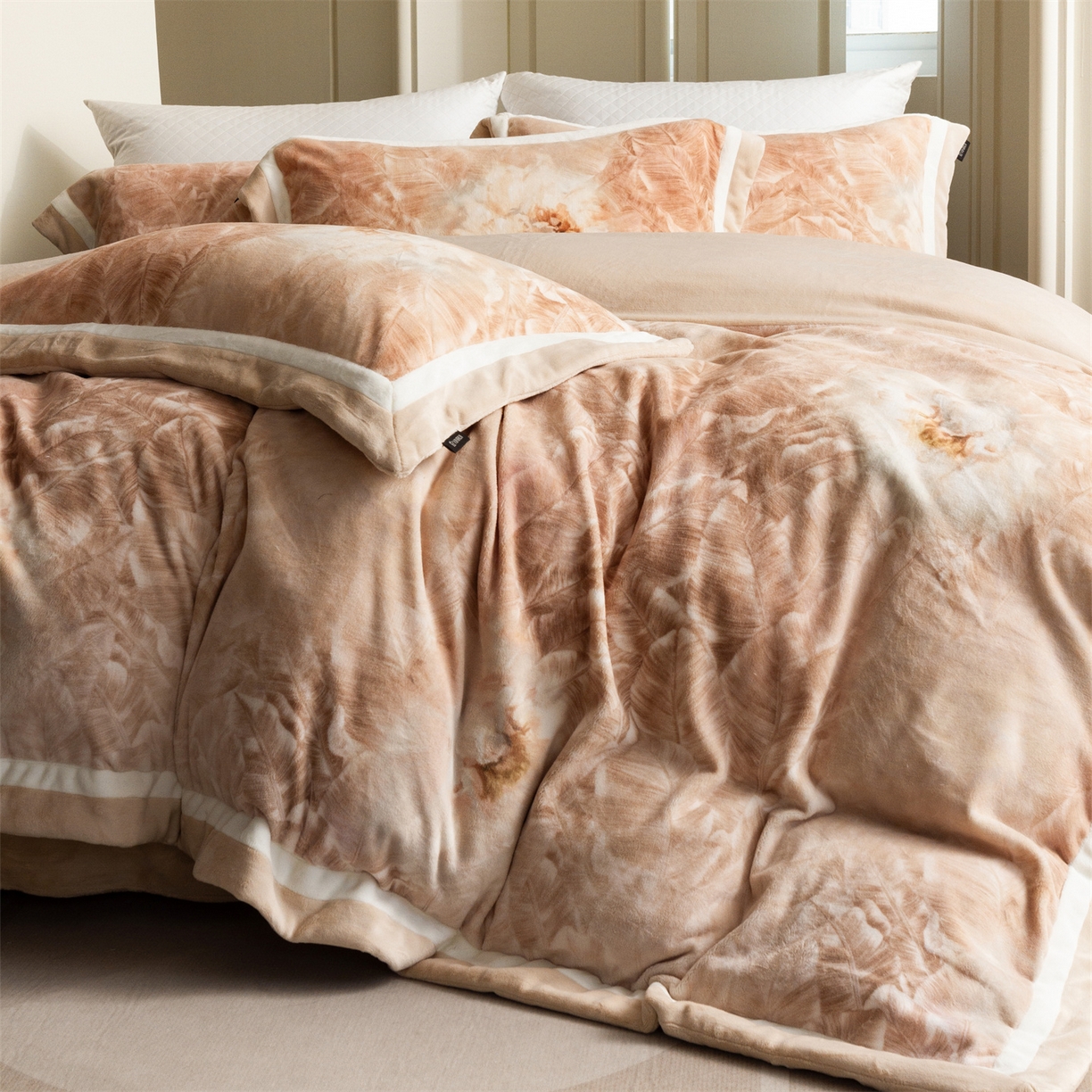 91家纺网 家纺一手货源 找家纺 馨蕊 2025新款意大利进口雕花绒拼角工艺秋冬轻奢煦暖绒系列四件套-绒如初  会员-10【券后控价358/378】 绒如初-奶咖