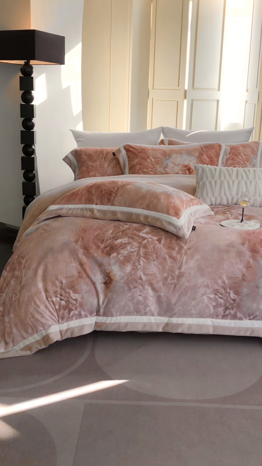 91家纺网 家纺一手货源 找家纺 馨蕊 2025新款意大利进口雕花绒拼角工艺秋冬轻奢煦暖绒系列四件套-绒如初  会员-10【券后控价358/378】 绒如初-奶咖