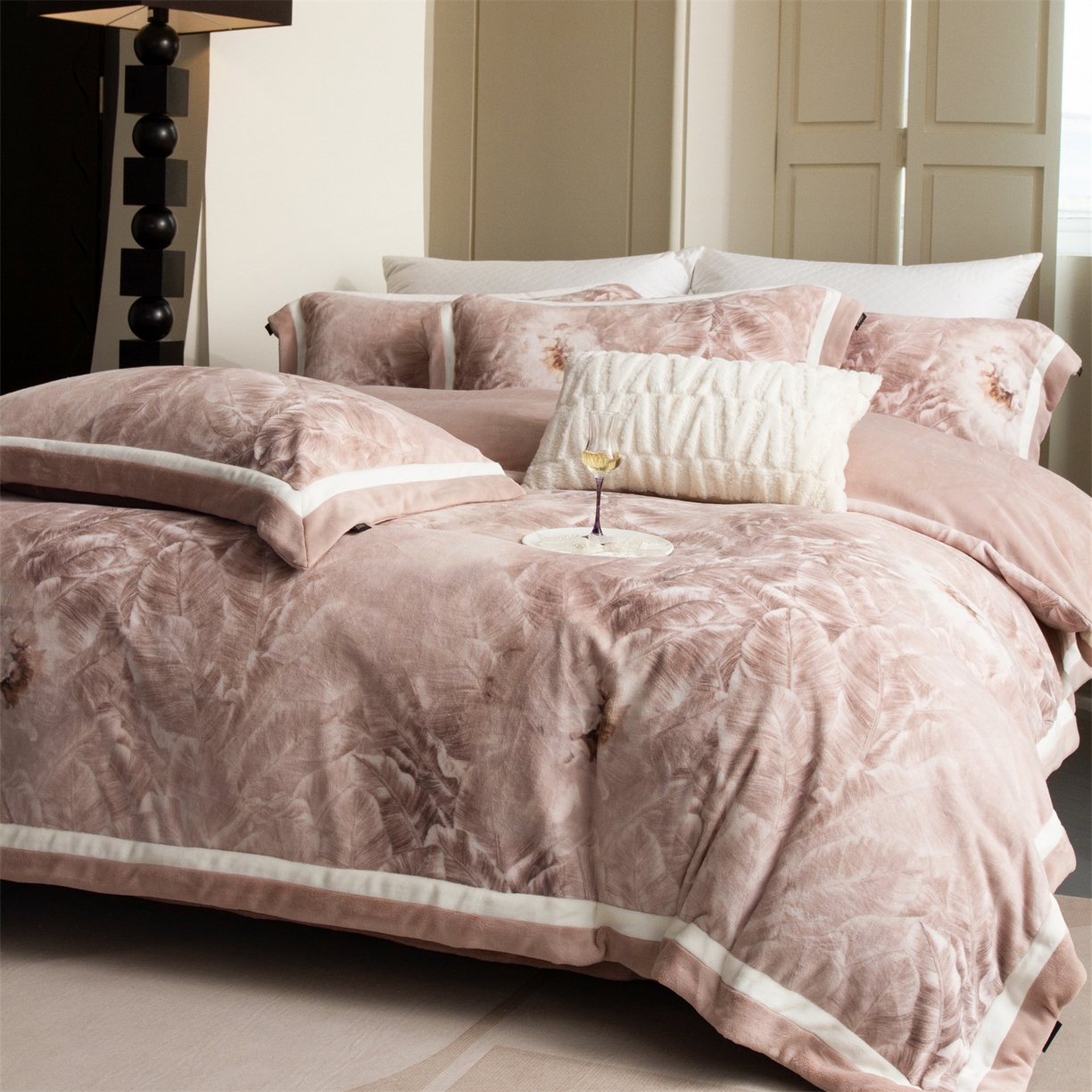 91家纺网 家纺一手货源 找家纺 馨蕊 2025新款意大利进口雕花绒拼角工艺秋冬轻奢煦暖绒系列四件套-绒如初  会员-10【券后控价358/378】 绒如初-蔷薇粉