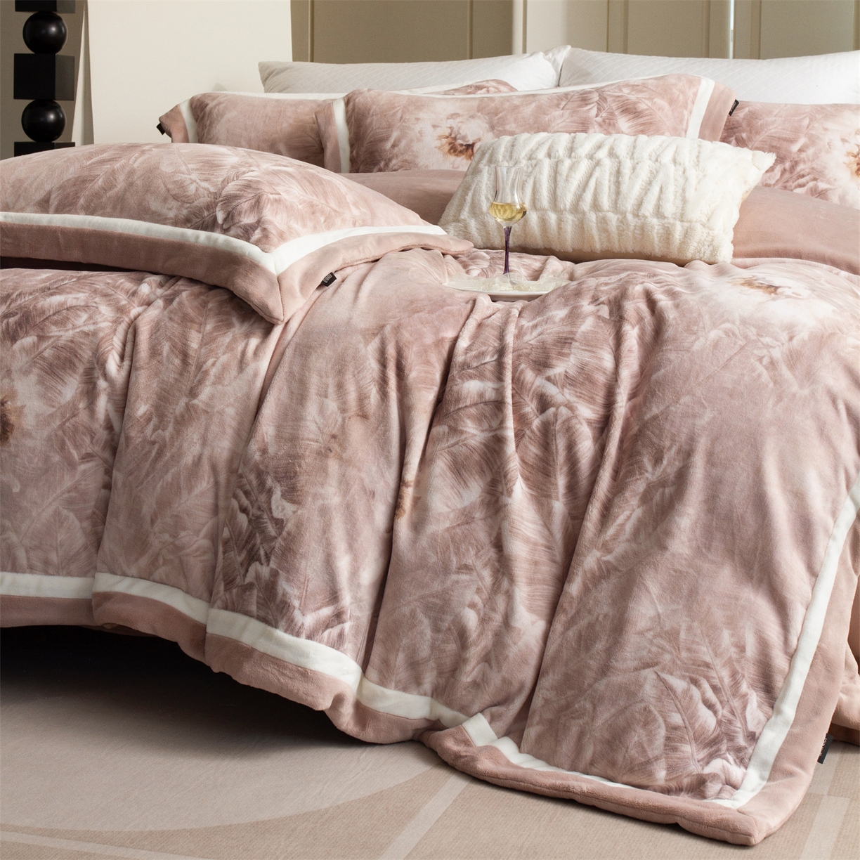 91家纺网 家纺一手货源 找家纺 馨蕊 2025新款意大利进口雕花绒拼角工艺秋冬轻奢煦暖绒系列四件套-绒如初  会员-10【券后控价358/378】 绒如初-蔷薇粉