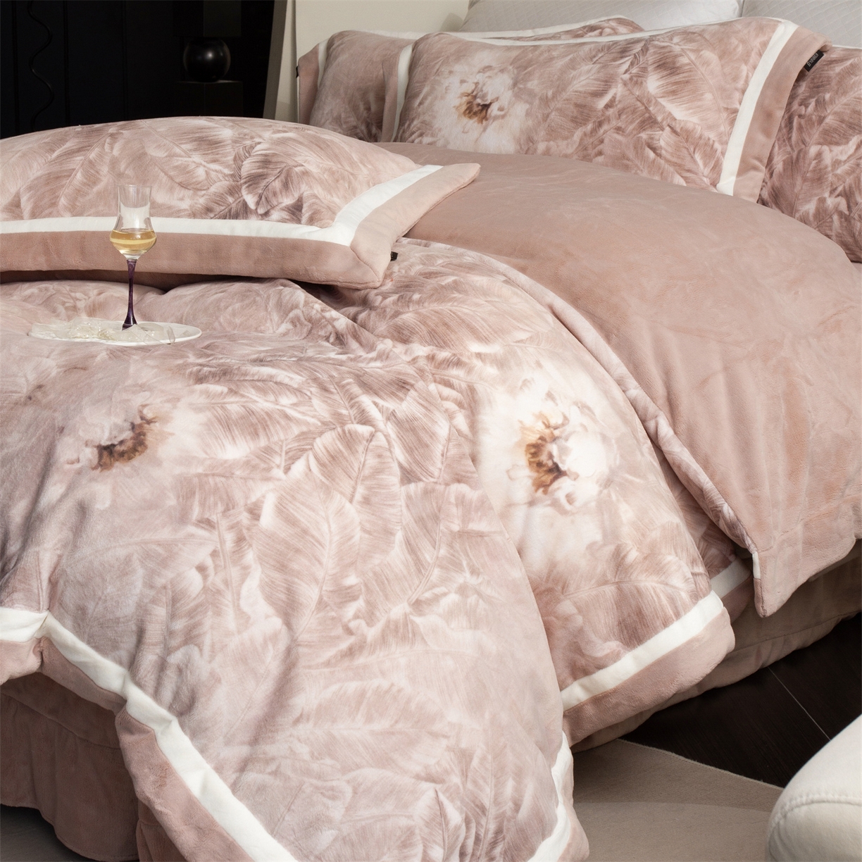 91家纺网 家纺一手货源 找家纺 馨蕊 2025新款意大利进口雕花绒拼角工艺秋冬轻奢煦暖绒系列四件套-绒如初  会员-10【券后控价358/378】 绒如初-蔷薇粉