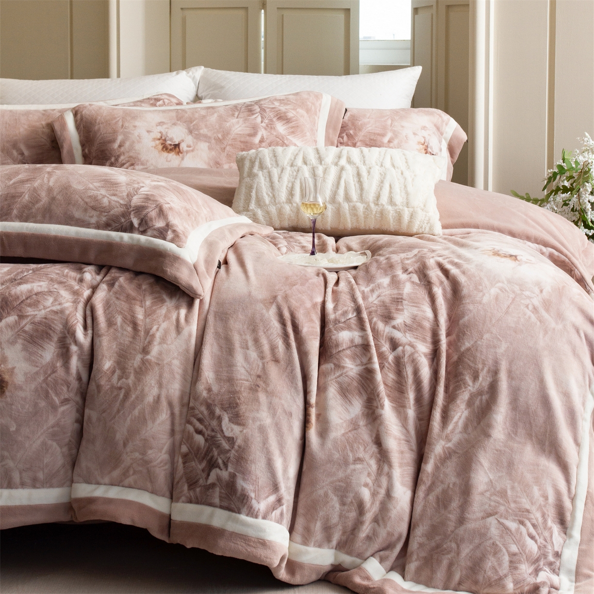 91家纺网 家纺一手货源 找家纺 馨蕊 2025新款意大利进口雕花绒拼角工艺秋冬轻奢煦暖绒系列四件套-绒如初  会员-10【券后控价358/378】 绒如初-蔷薇粉