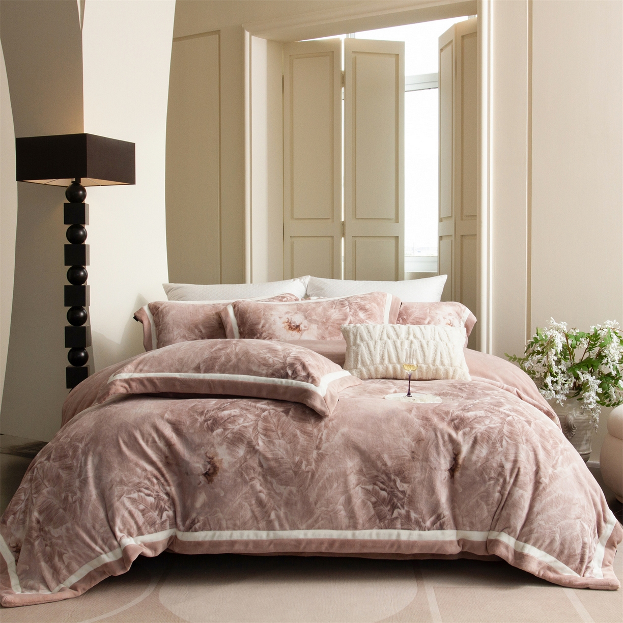 91家纺网 家纺一手货源 找家纺 馨蕊 2025新款意大利进口雕花绒拼角工艺秋冬轻奢煦暖绒系列四件套-绒如初  会员-10【券后控价358/378】 绒如初-蔷薇粉