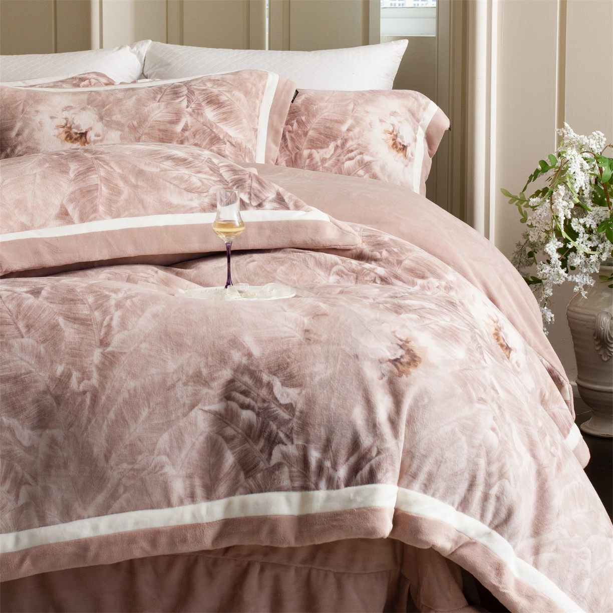 91家纺网 家纺一手货源 找家纺 馨蕊 2025新款意大利进口雕花绒拼角工艺秋冬轻奢煦暖绒系列四件套-绒如初  会员-10【券后控价358/378】 绒如初-蔷薇粉