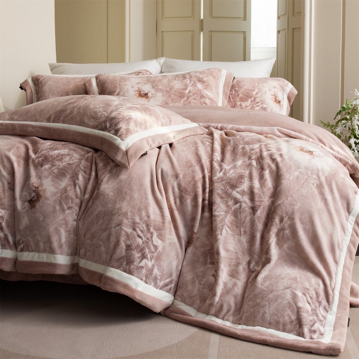 91家纺网 家纺一手货源 找家纺 馨蕊 2025新款意大利进口雕花绒拼角工艺秋冬轻奢煦暖绒系列四件套-绒如初  会员-10【券后控价358/378】 绒如初-蔷薇粉