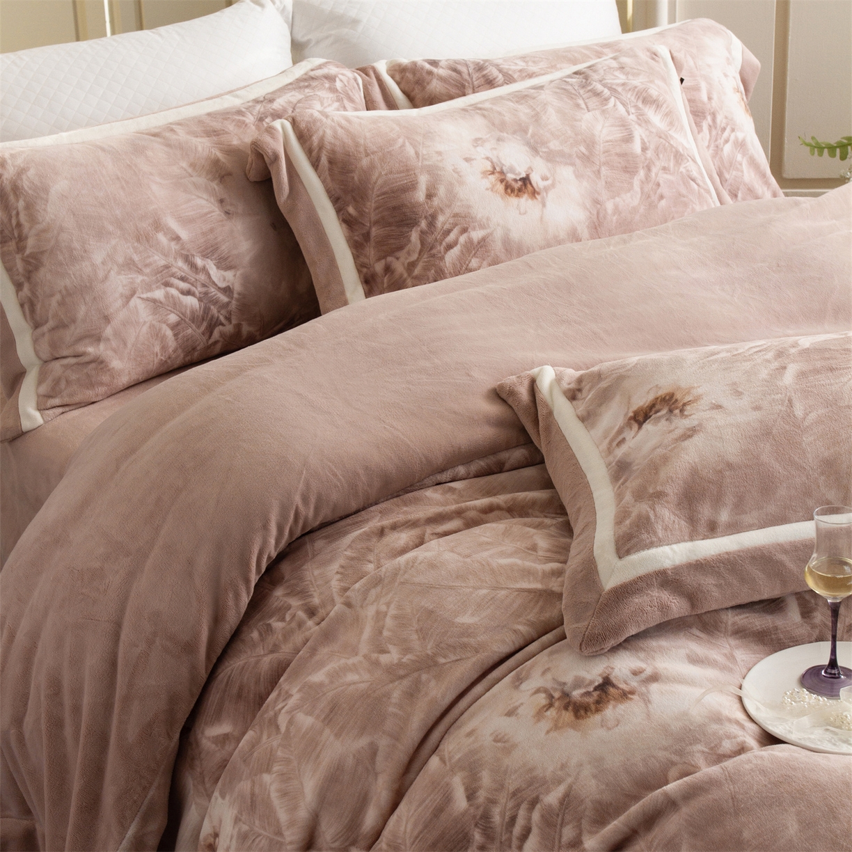 91家纺网 家纺一手货源 找家纺 馨蕊 2025新款意大利进口雕花绒拼角工艺秋冬轻奢煦暖绒系列四件套-绒如初  会员-10【券后控价358/378】 绒如初-蔷薇粉