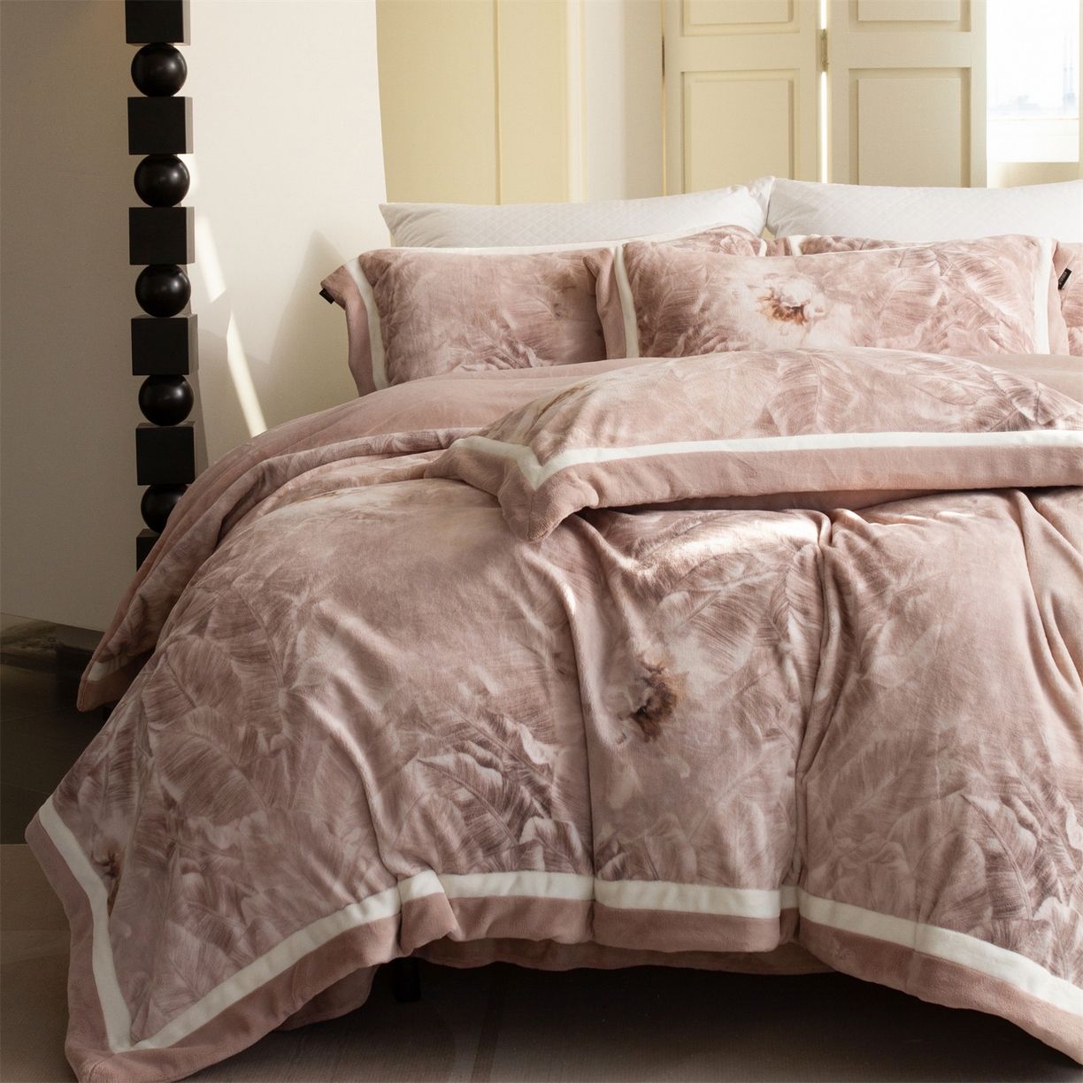 91家纺网 家纺一手货源 找家纺 馨蕊 2025新款意大利进口雕花绒拼角工艺秋冬轻奢煦暖绒系列四件套-绒如初  会员-10【券后控价358/378】 绒如初-蔷薇粉