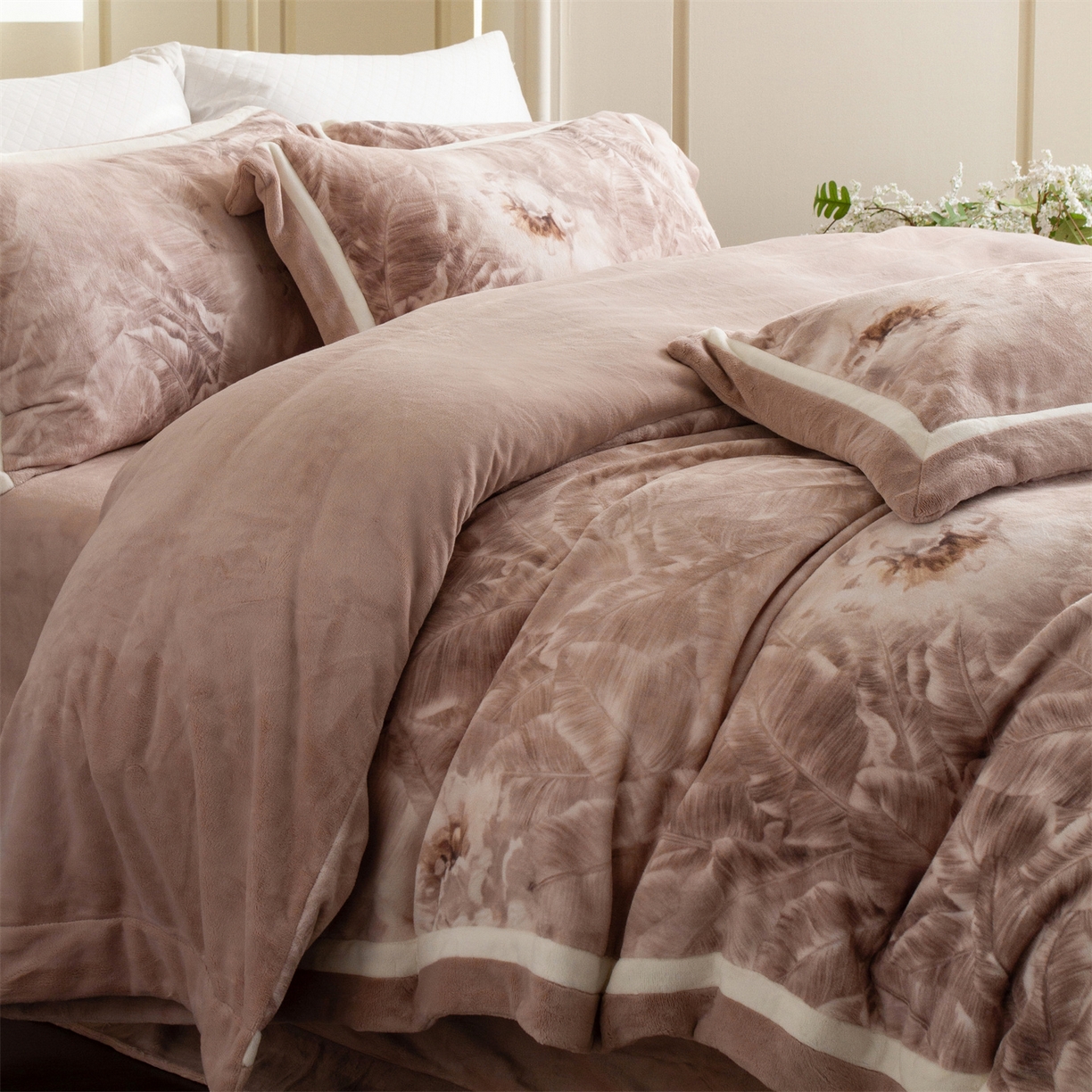 91家纺网 家纺一手货源 找家纺 馨蕊 2025新款意大利进口雕花绒拼角工艺秋冬轻奢煦暖绒系列四件套-绒如初  会员-10【券后控价358/378】 绒如初-蔷薇粉