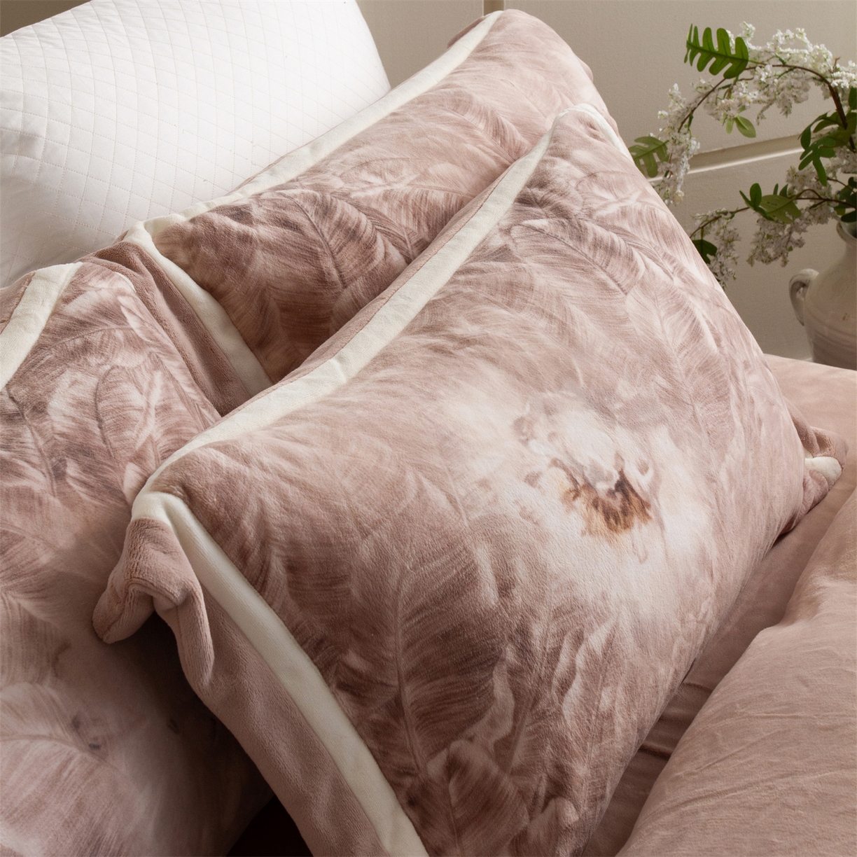 91家纺网 家纺一手货源 找家纺 馨蕊 2025新款意大利进口雕花绒拼角工艺秋冬轻奢煦暖绒系列四件套-绒如初  会员-10【券后控价358/378】 绒如初-蔷薇粉