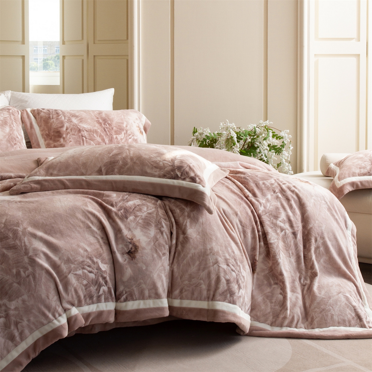 91家纺网 家纺一手货源 找家纺 馨蕊 2025新款意大利进口雕花绒拼角工艺秋冬轻奢煦暖绒系列四件套-绒如初  会员-10【券后控价358/378】 绒如初-蔷薇粉