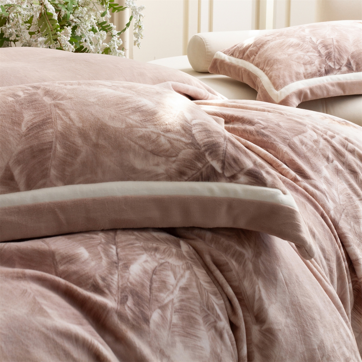 91家纺网 家纺一手货源 找家纺 馨蕊 2025新款意大利进口雕花绒拼角工艺秋冬轻奢煦暖绒系列四件套-绒如初  会员-10【券后控价358/378】 绒如初-蔷薇粉